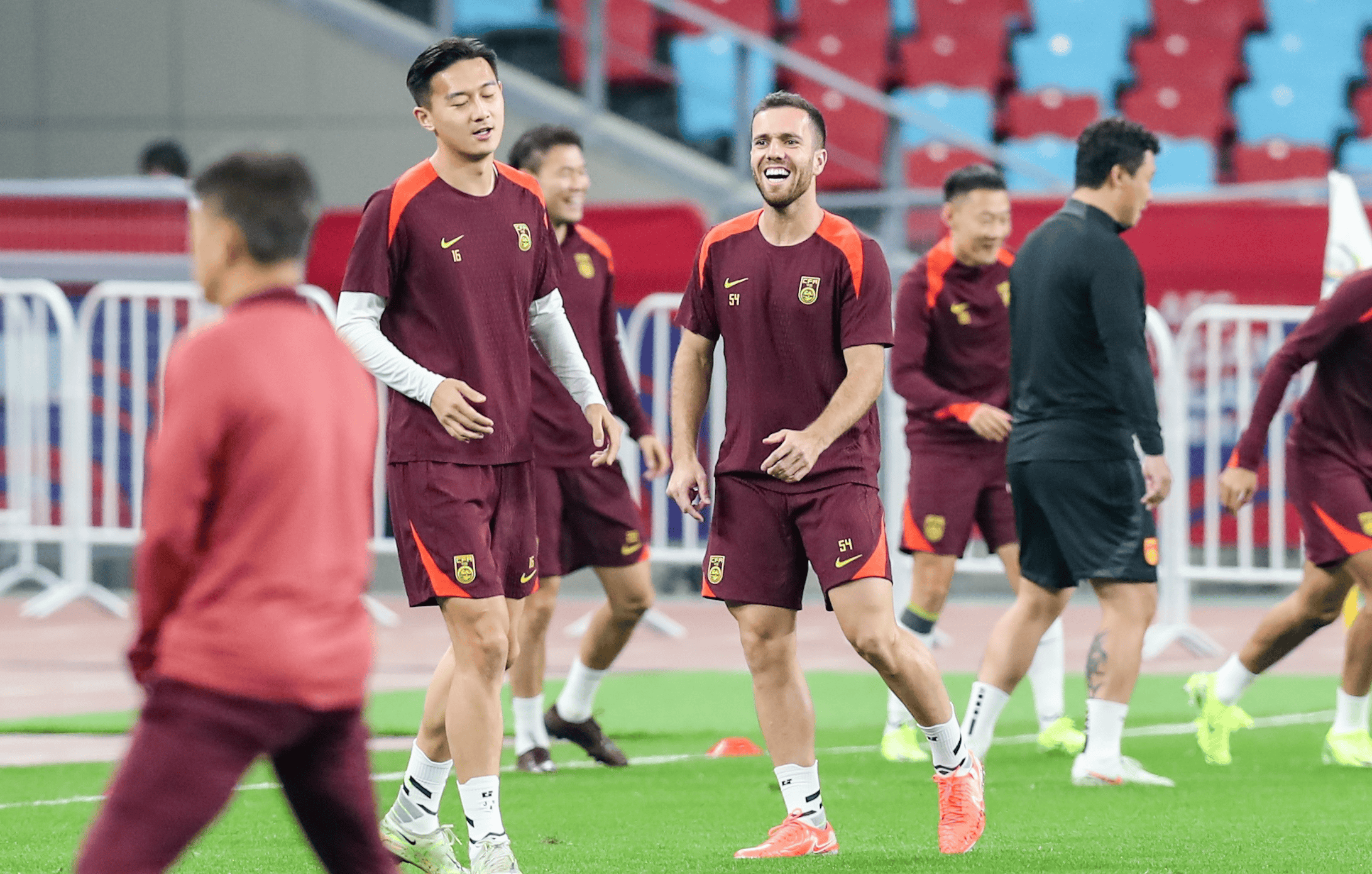 国足主帅未定!东亚杯23人浮现韦世豪难入选3新星上位(国足东亚杯战绩)