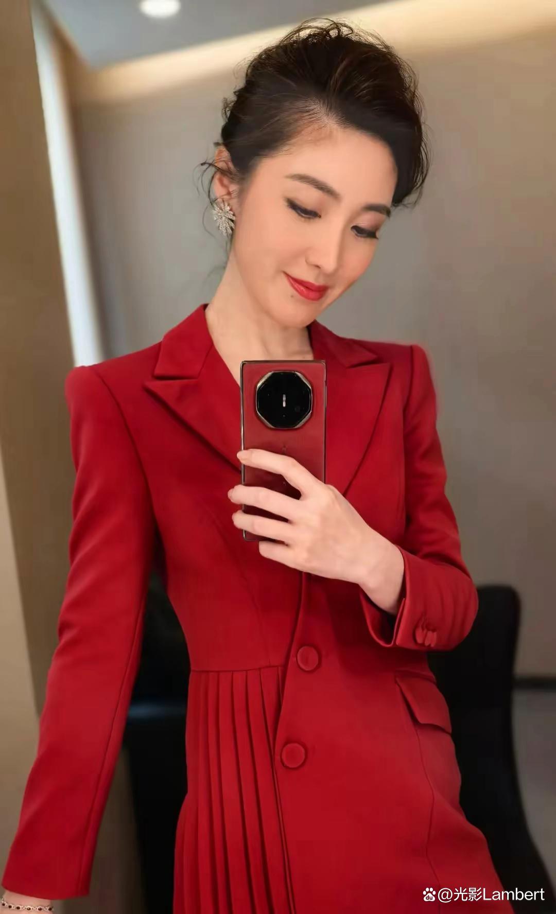 PG电子-上海主持人何卿：曾是前国脚女友，低调嫁人后，9岁女儿为她争光的简单介绍